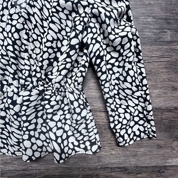 Who What Wear Black and White Fitted Blouse with 3/4 Sleeves and Ruched Design - Picture 2 of 7